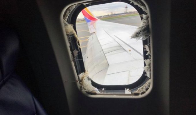 У пассажирского самолета на высоте 10 тысяч метров взорвался двигатель (5 фото + видео)