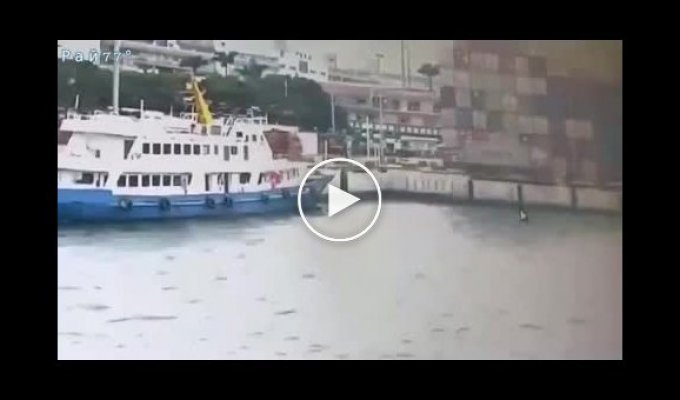Container ship crashes into the sea while unloading in China