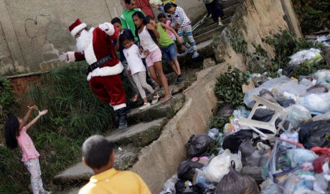 Санта-Клаус в трущобах Каракаса (18 фото)