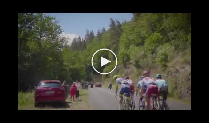 Экстремал Валентен Ануй перепрыгнул велогонщиков Тур де Франс