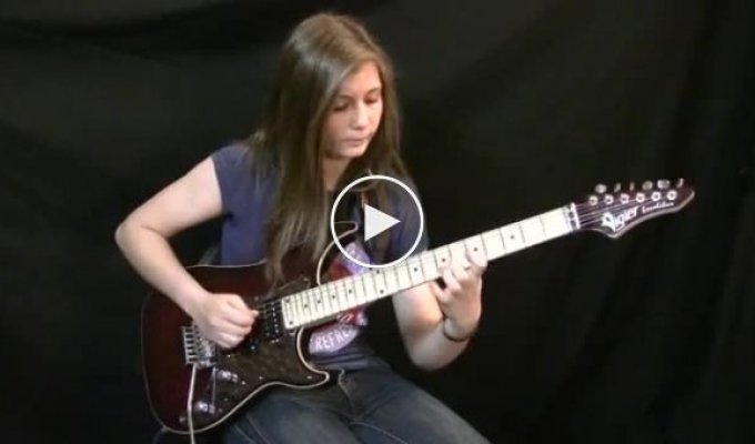 14-и летняя девочка играет на гитаре