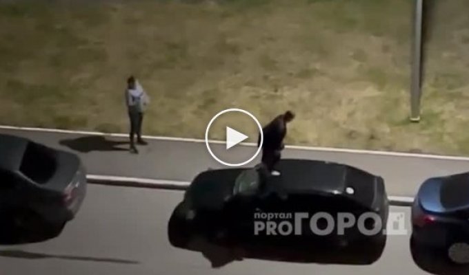 Разгневанная девушка отомстила парню за измену и разгромила автомобиль