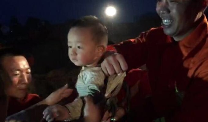 В Китае 10 экскаватаров спасали младенца, провалившегося в 50-метровую скважину (10 фото + 1 видео)