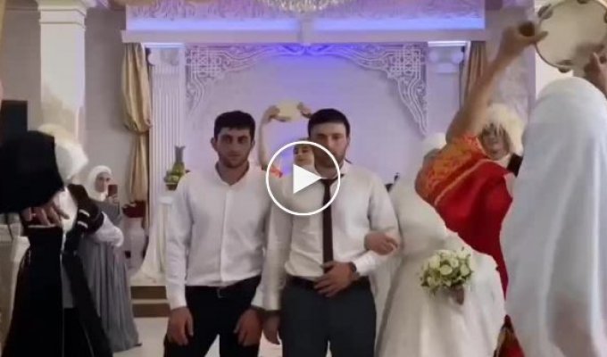 In Dagestan, the groom's friend chained him to him with handcuffs and forgot the key