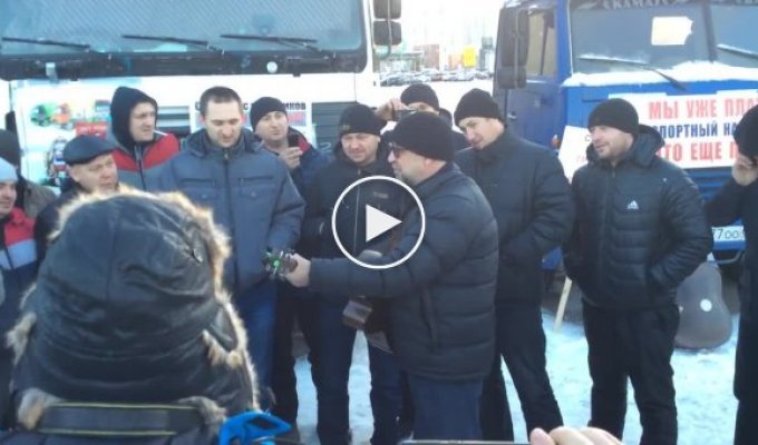 Лидер ДДТ Юрий Шевчук спел для протестующих дальнобойщиков