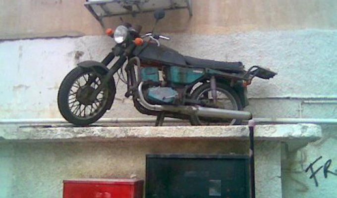 Необычный гараж для мотоцикла (3 фото)