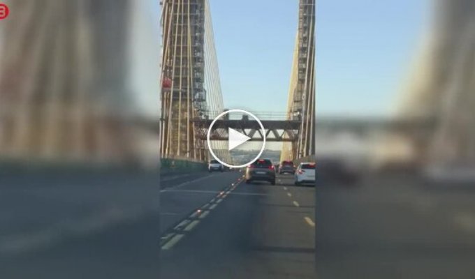 В Севилье с моста упала переносная туалетная кабина