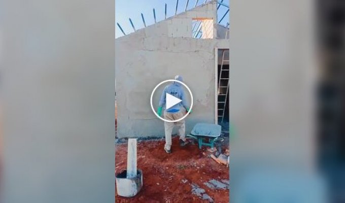 Каменщик набрасывает раствор на стену