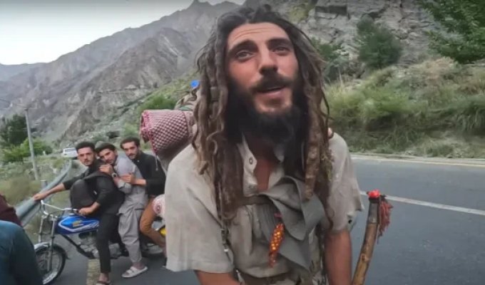 Former Motorsports Star Walked Barefoot More Than 6,500 km from Spain to Pakistan (2 photos + 1 video)