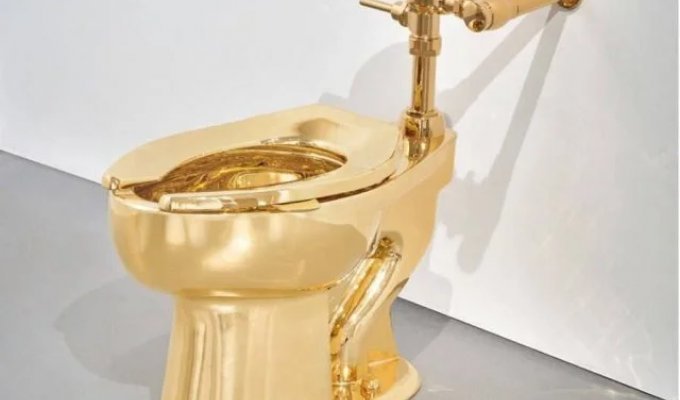 Это - золотой унитаз за 10 миллионов долларов