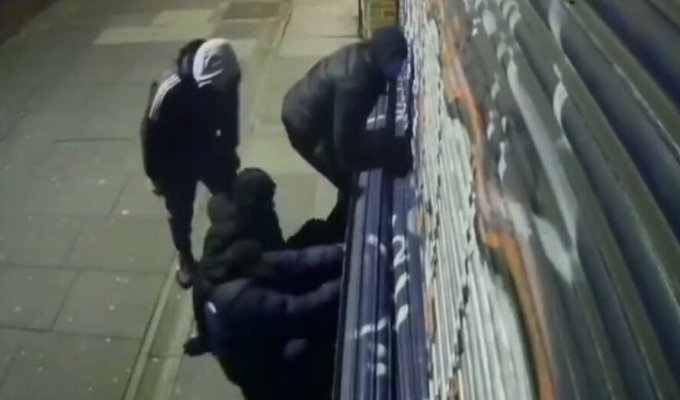 A daring gang of masked robbers is operating in London (5 photos + 1 video)