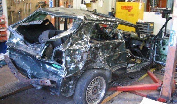 Ребята сделали вывеску из убитого VW GOLF (20 фотографий)