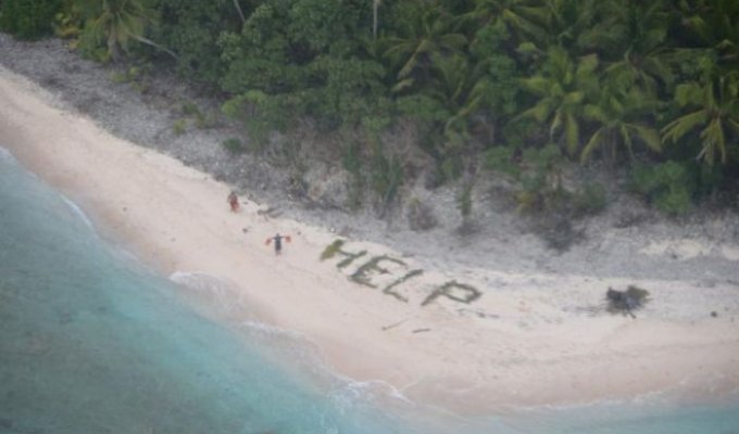 Слово «Help» из пальмовых листьев помогло спасателям обнаружить моряков (4 фото)