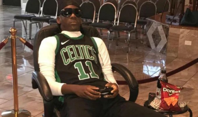 Bury Me in My Chair: American Family Honors Son's Memory Just as He Lived (5 Photos)