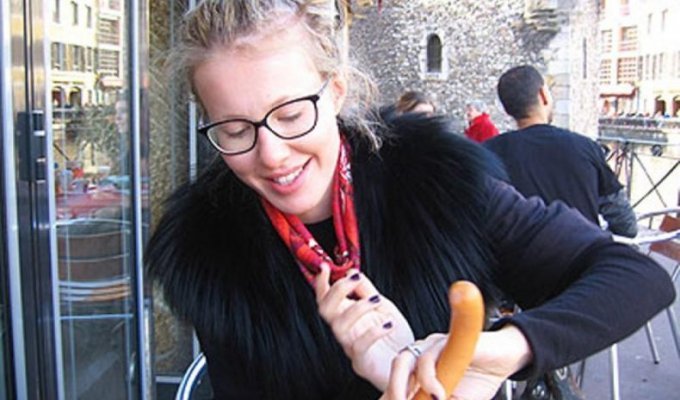  Ксения Собчак в Швейцарии с сосиской и без косметики (4 фото)
