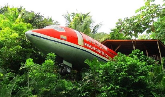 Abandoned Boeing 727 became a house in the jungle in Costa Rica (3 photos)