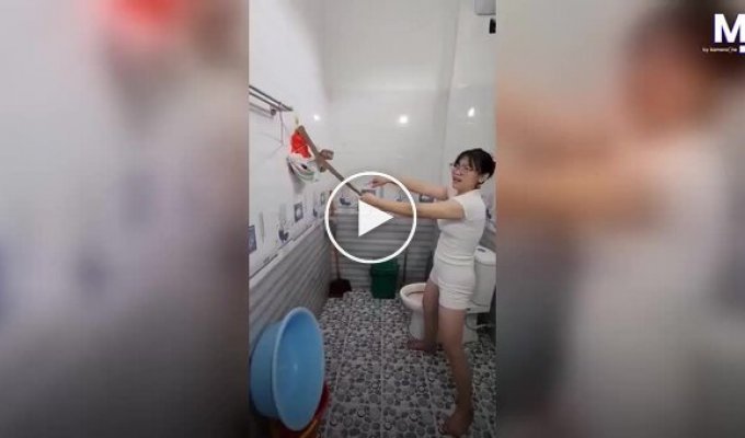 У В'єтнамі змія заповзла у ванну і обвилася навколо одягу