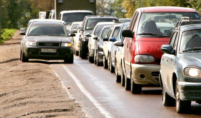 Верховный суд России разрешил водителям не уступать дорогу транспорту, движущемуся по обочине (2 фото)