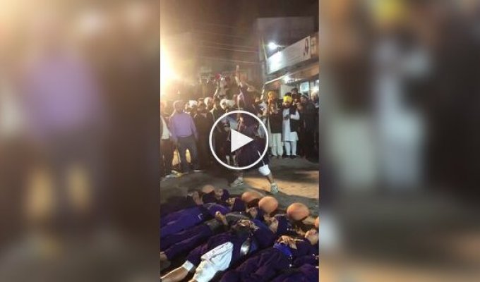 Опасное развлечение на улицах Индии