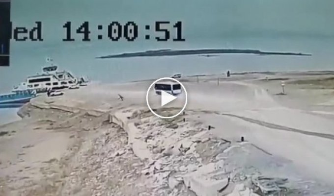 В Турции автобус с людьми неожиданно упал в водоем