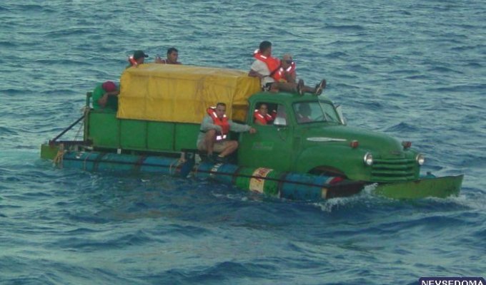  Плавающие машины кубинских нелегалов (8 фото)