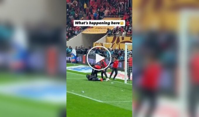 Попытки болбоев забрать полотенце у вратаря сборной Сенегала