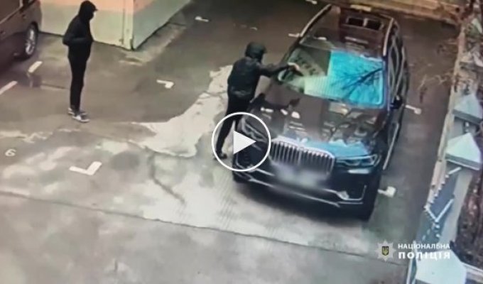 В центре Киева малолетки подожгли BMW