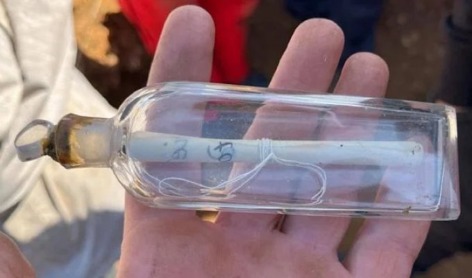 French archaeology students found a message in a bottle (3 photos)