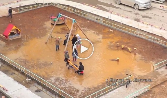 Затопленная детская площадка в Якутске