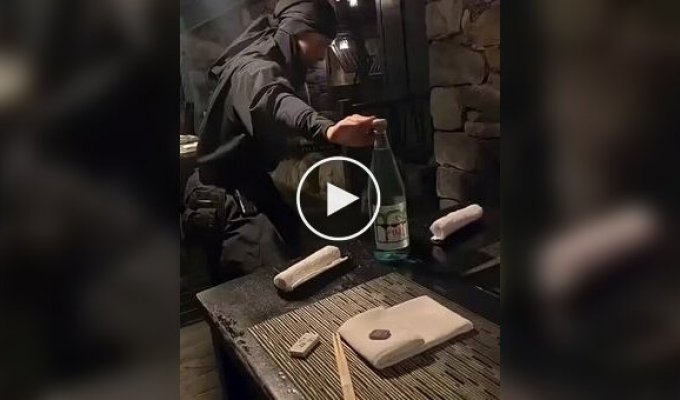 Официант-ниндзя в ресторане