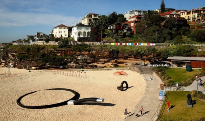 Скульптуры у моря превращают пляж в музей (22 фото)