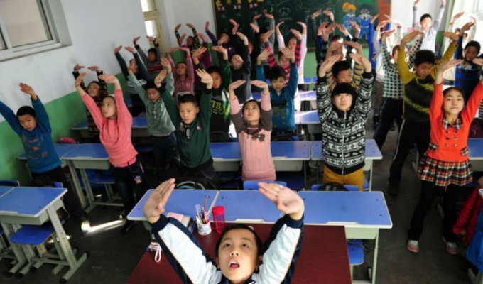 В Китае новая система не дает отвлекаться школьникам (4 фото)