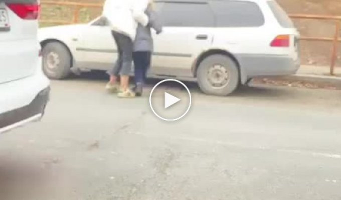 У Росії жінка на BMW наїхала на дитину і відтягла його з дороги