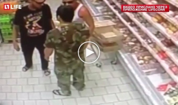 Охранник магазина избил покупателей за съеденный банан  