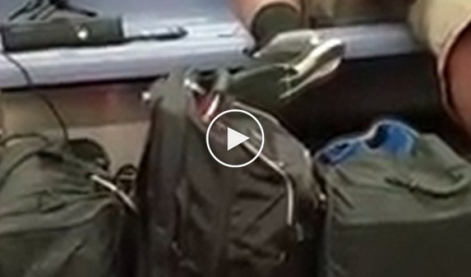 Пассажир нью-йоркского метро играет в приставку