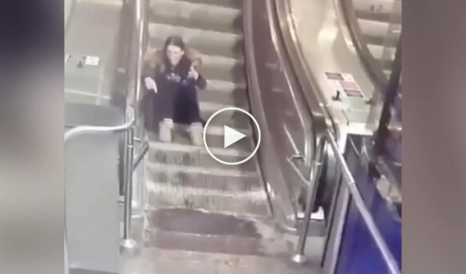 A Russian woman sat down on an escalator and almost lost her life