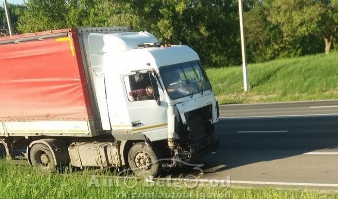 Фура протаранила трактор в Белгородской области (2 фото + 2 видео)