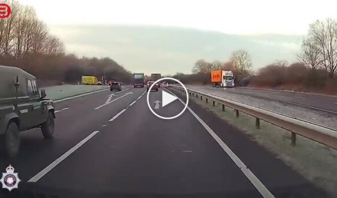 Жінка зрізала з'їзд з траси і спровокувала серйозну ДТП