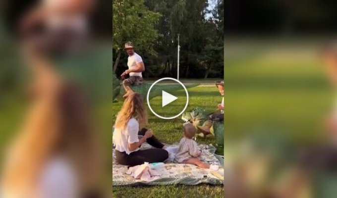 Dad and son cheered up passersby