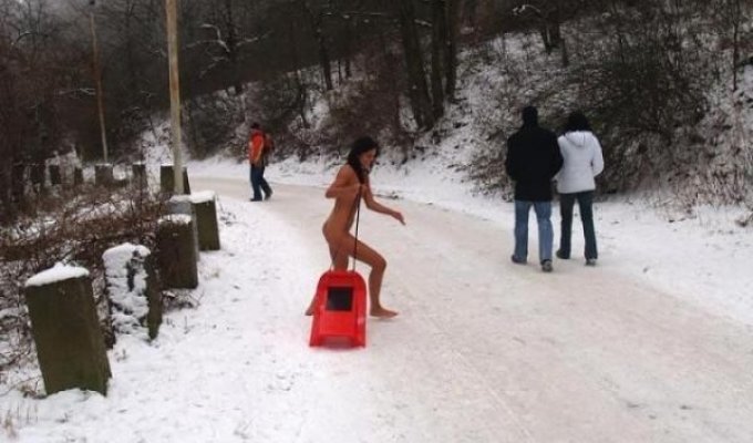 Что делают девушки зимой? (10 фото) 18+