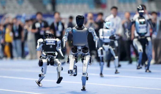 В Пекине прошло открытие первых в истории Всемирных игр гуманоидных роботов (1 фото + 5 видео)