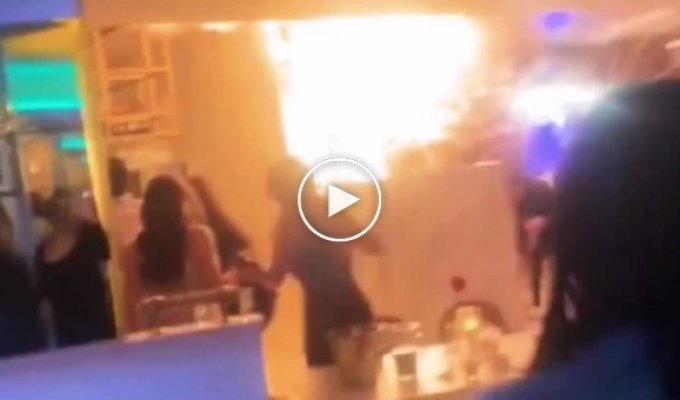 Вечеринка с огоньком: британцы чуть не сожгли ресторан, отмечая день рождения веселой компанией