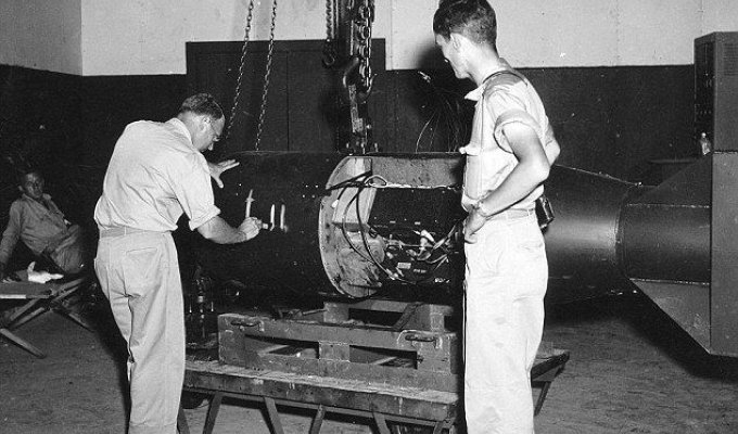 Подготовка американцев к сбросу бомб на Хиросиму и Нагасаки (17 фото)