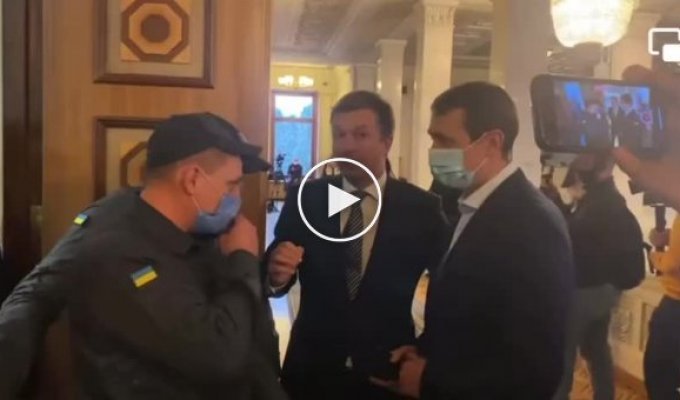 Украинский нардеп Андрей Николаенко зачем-то притащил с собой на заседание кассовый аппарат
