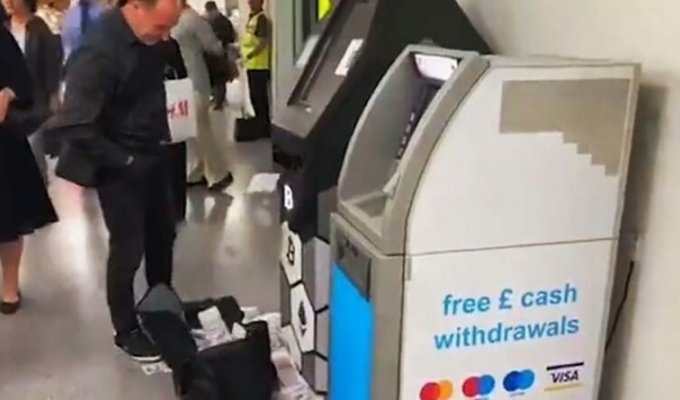 Биткоин-терминал в Лондоне устроил бесконтрольную выдачу наличных денег (2 фото + 1 видео)