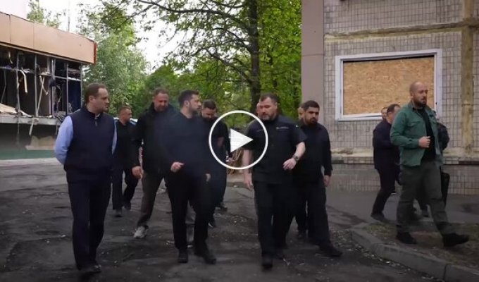 Зеленский посетил место удара РФ по дому в Киеве: Это напоминание миру, что РФ выбирает убийства