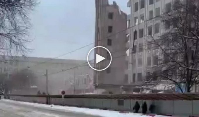 В Москве при сносе здания огромная стена рухнула на проезжую часть