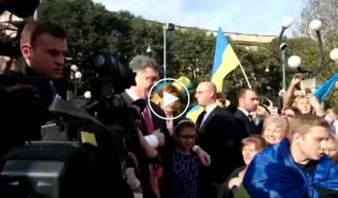 Украинская диаспора поет гимн вместе с Порошенко