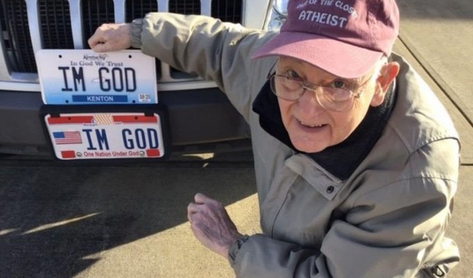 Департамент транспорта Кентукки заплатит автомобилисту $150.000 за отказ выдать номерные знаки «Я Бог» (3 фото)
