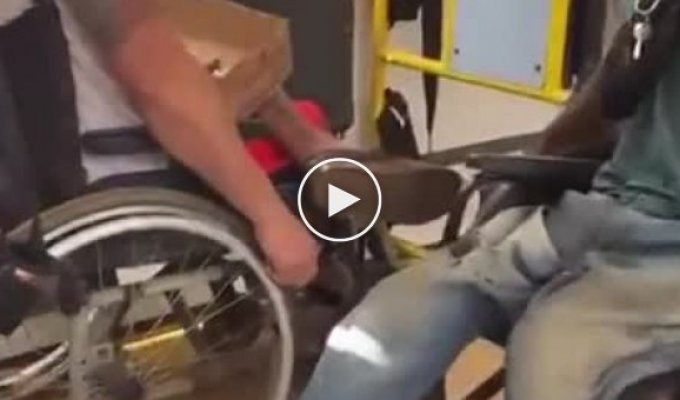Инвалиды на колясках выясняют отношения